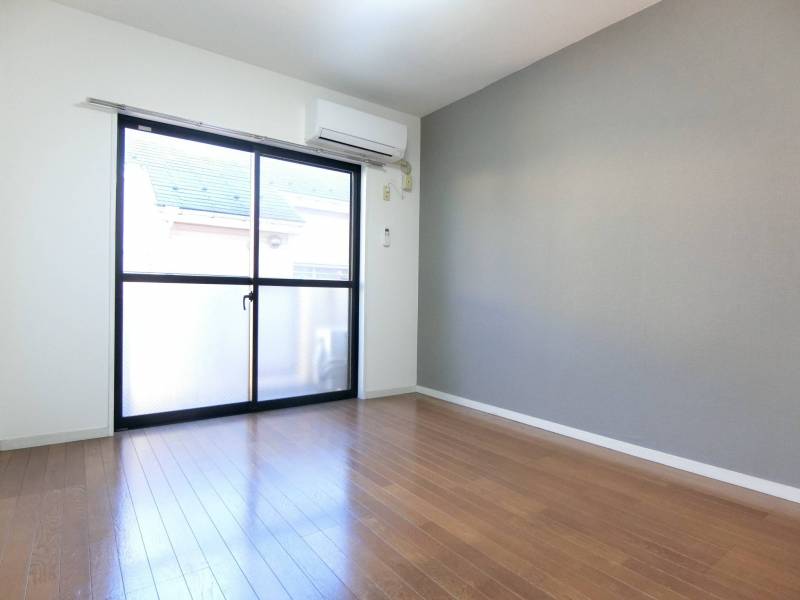 広めのお部屋にアクセントクロス