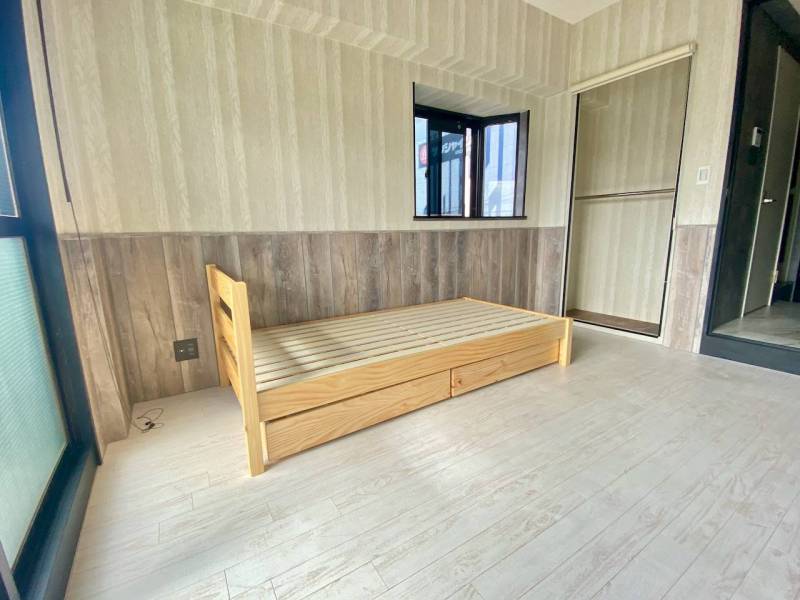 居室を西側を見ています。出窓の右側がクローゼットです。