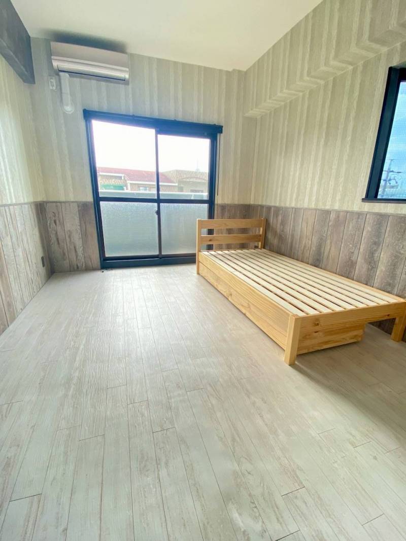 居室部分です。広さは約6畳でベッドは付帯設備となります。