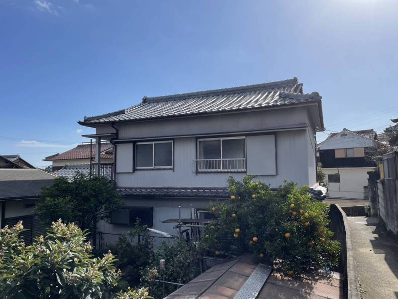 隣接しておらずゆったり　建物も瓦もしっかりしています