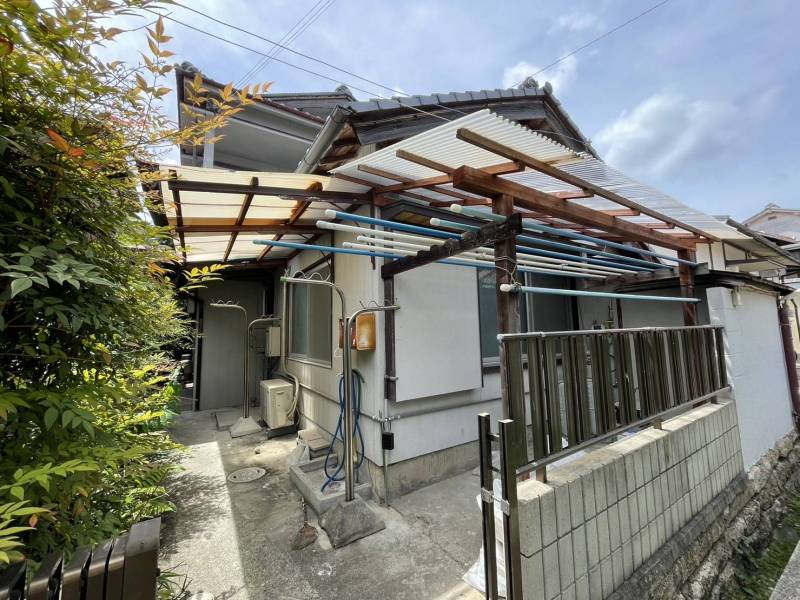 玄関までの通路に綺麗な南天の木があります　敷地内に屋外収納庫