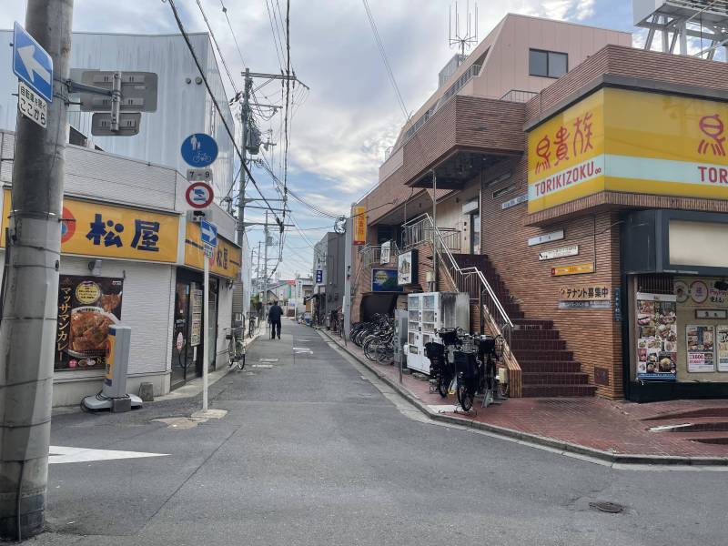 駅まで徒歩6分。駅前は便利そのものです◎