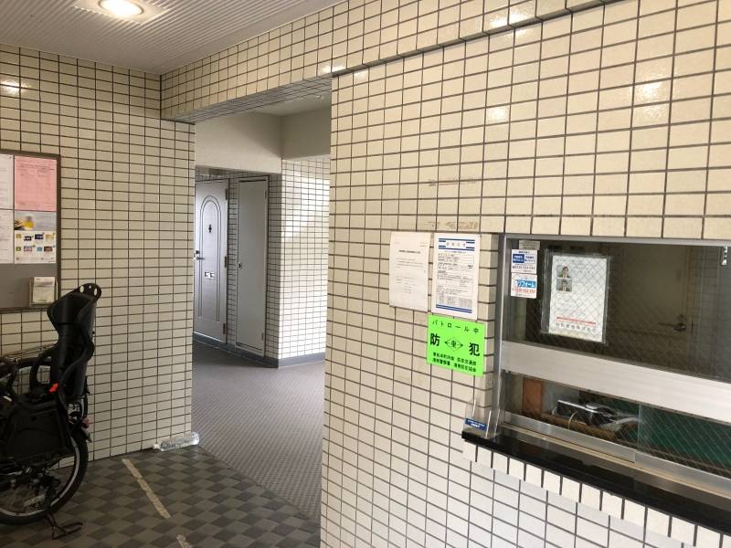 手前が事務室、その奥に見える部屋です。