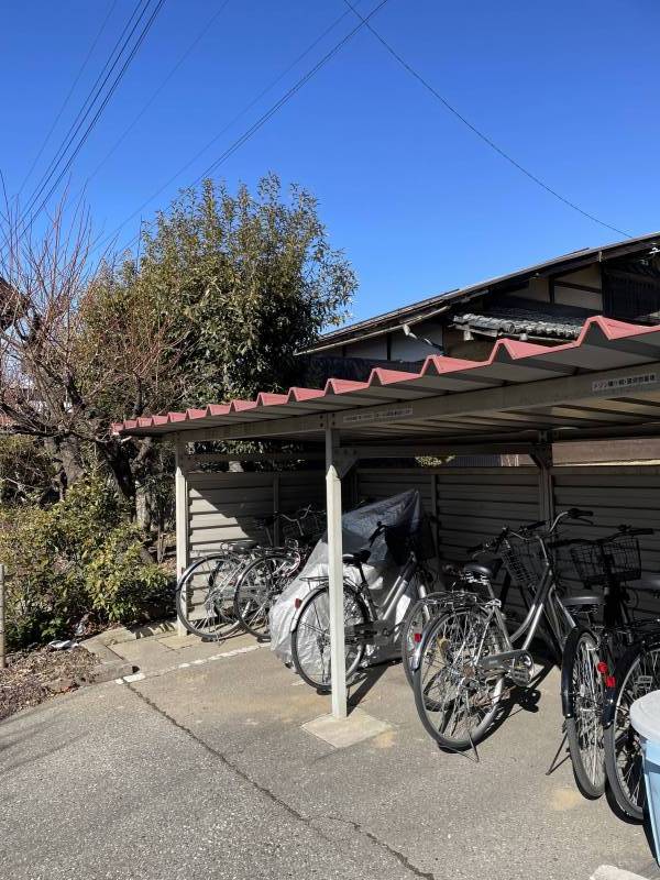 屋根付きのバイク自転車置き場（無料）