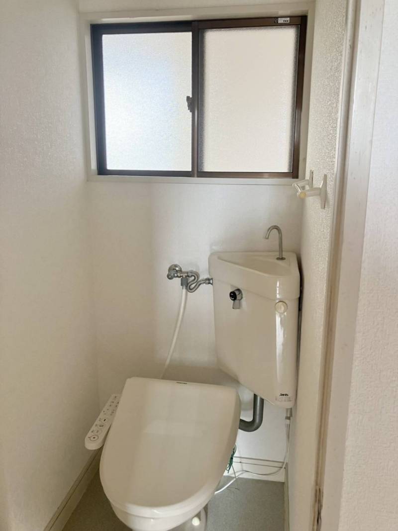 トイレは洋式でウォシュレット機能付きです。