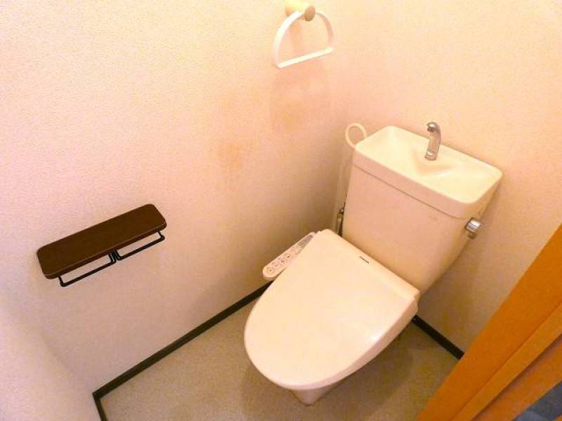 温水洗浄便座・スマホ置ける棚あり