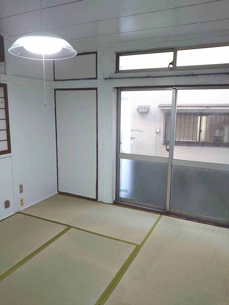 1階和室、小さな庭あり。
庭一部土固め雑草予防。