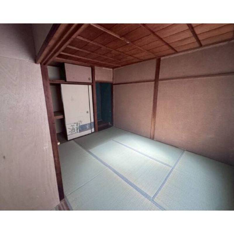 2F居室の奥には、押入れがあり、収納もたっぷりです。