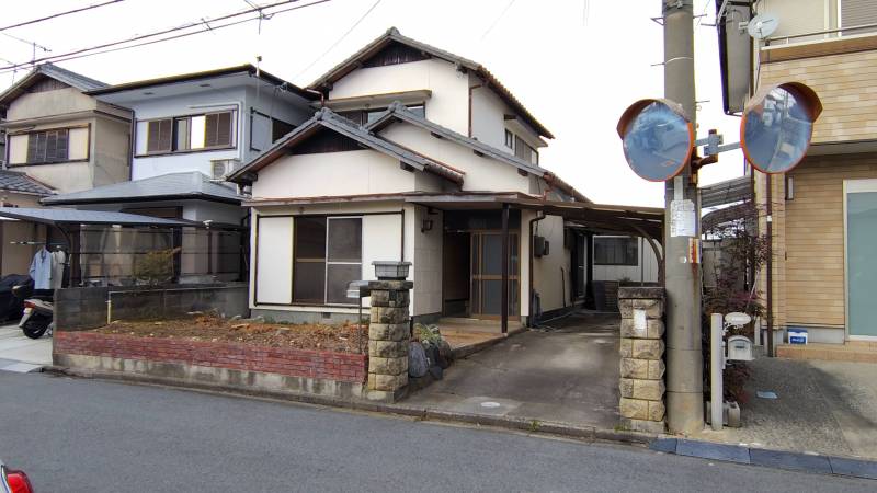 車は２台駐車可能、庭もあり庭いじり家庭菜園も可能です。