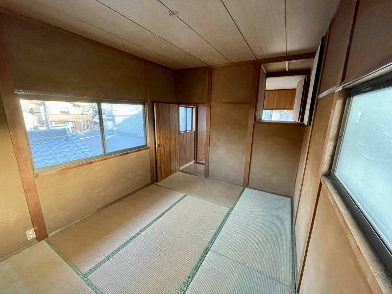 2階の六畳和室。採光バッチリ！