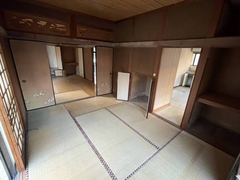 続き間の和室。キッチンにも繋がります。