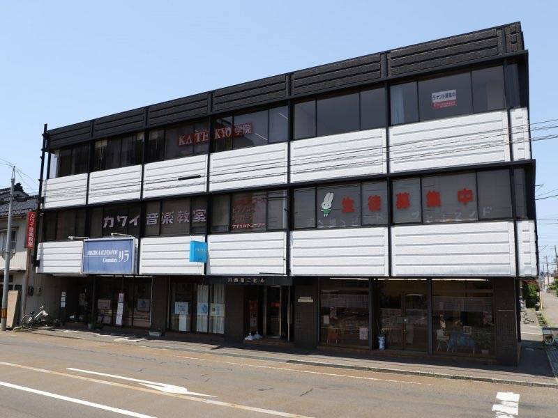 建物全景です。3階建ての通りに面した目立つ角部屋です。