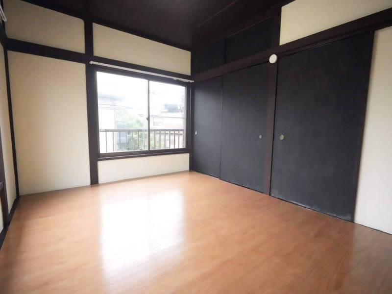２F6畳１
押入れがついています。