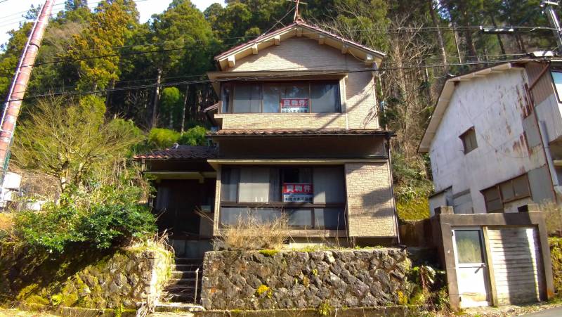 建物の左側は庭で、右側は倉庫（元ガレージ）となっています。