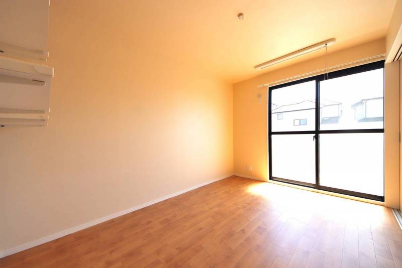 天井の奥の窓際にあるのが室内物干し（閉じた状態）です