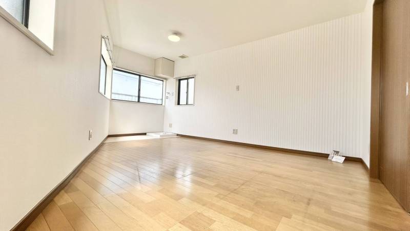2階洋室です。とても広くて好きに家具など置けます。
