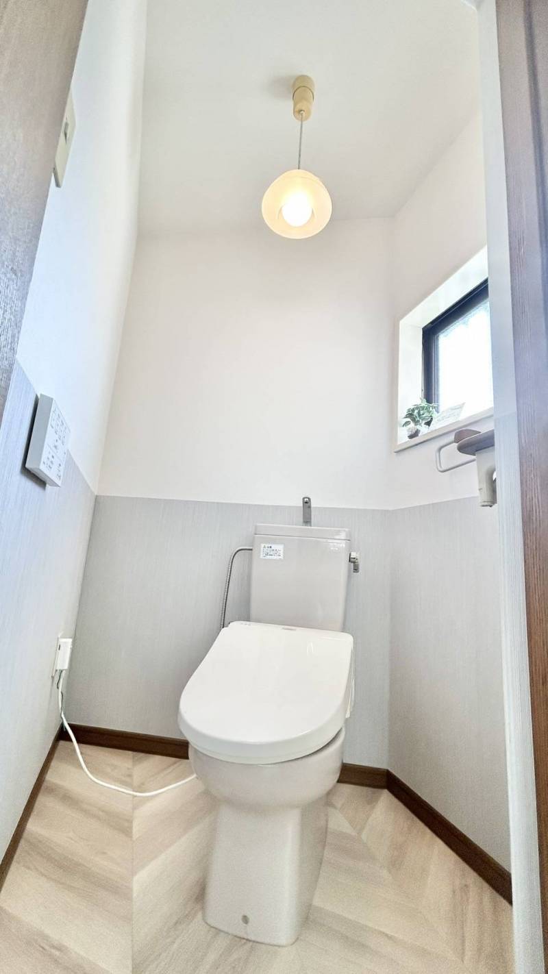 トイレも明るくリフォームしています。温水洗浄便座です。