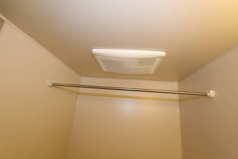 浴室、天井や壁面も綺麗、乾燥機付き。