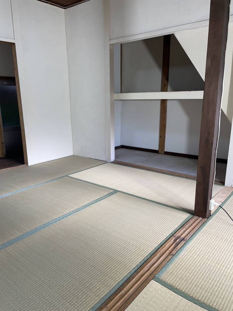 物を置いたり、テレビの収納もできる解放された押し入れ