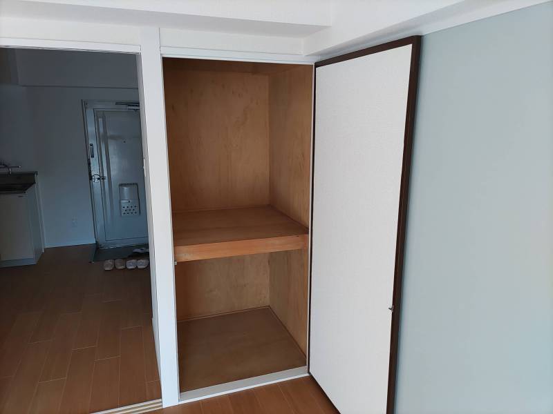 ６帖の収納も普通ですね。