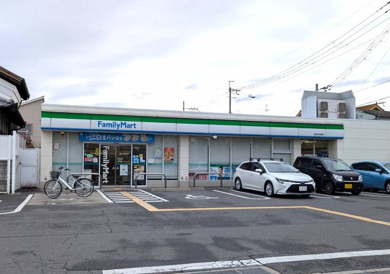 ファミリーマート西堤本通西店　徒歩4分