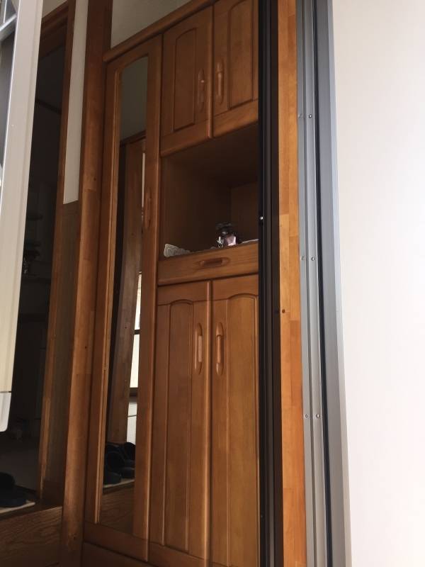 玄関〜鏡付き大型シューズ収納あり