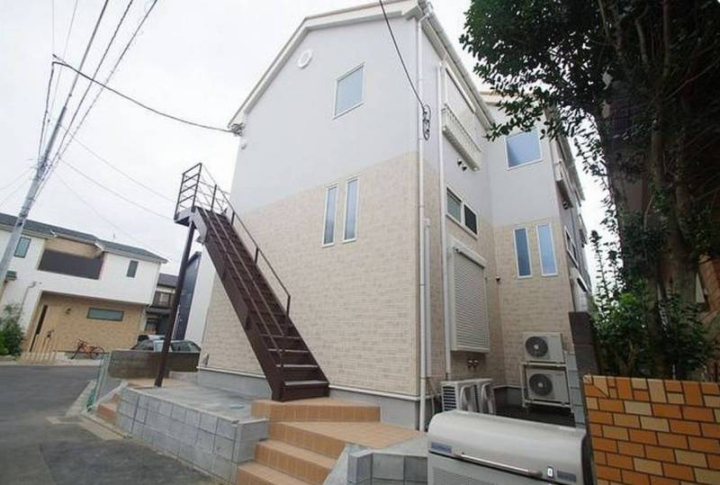 大通りから一本入って直ぐの女性にも安心の立地です♫