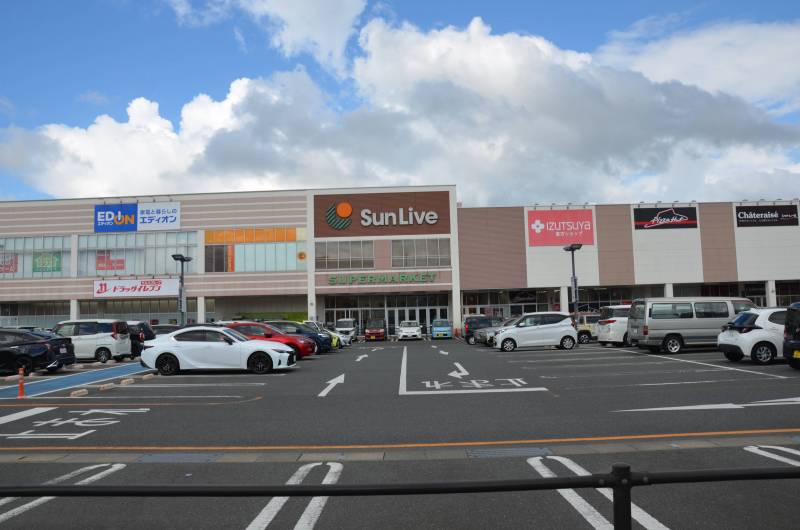 スーパーサンリブのおがた店は徒歩で2～3分。