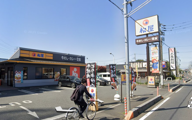 松屋、丸亀製麺　徒歩6分
