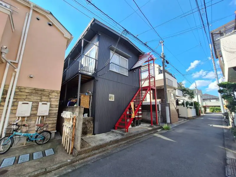 古めですが中も外もリノベ済です