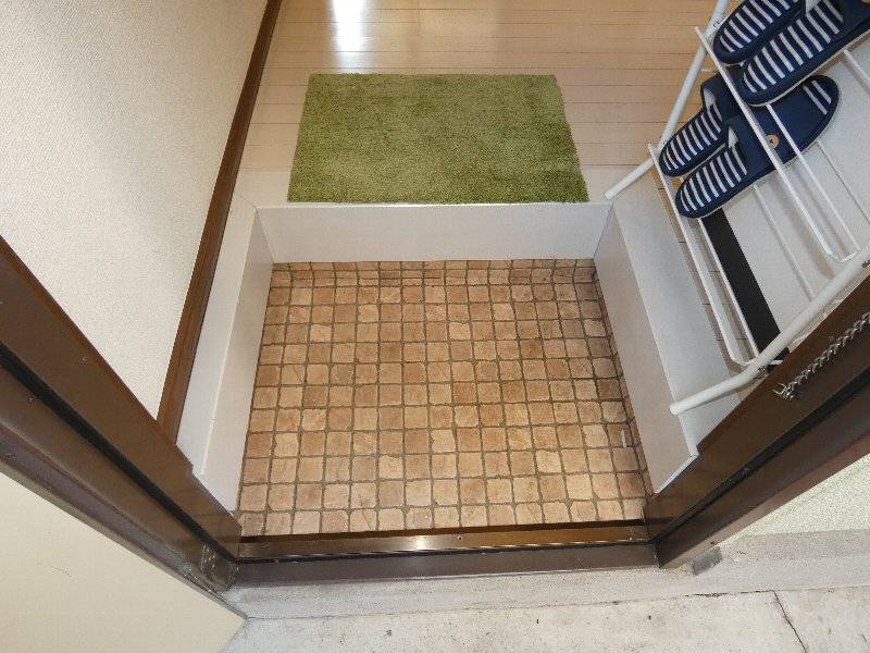玄関脇には小ぶりな下駄箱
