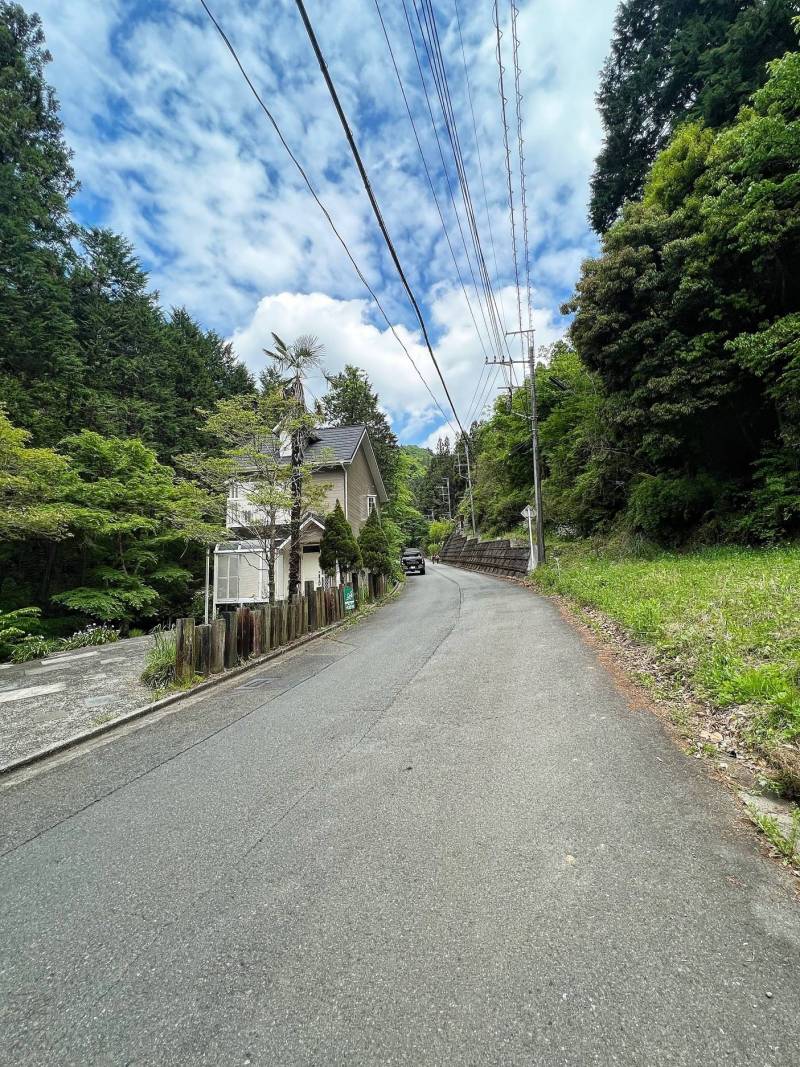 前面道路はハイキングコースになっています（※）