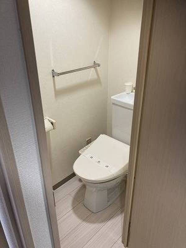 トイレは暖房便座付き　冬でも暖ったかです