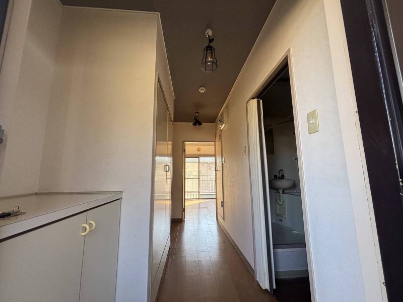 オシャレなアンティーク照明　天井はグレーのアクセント