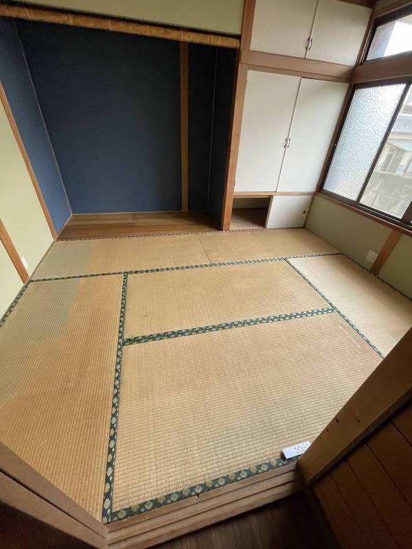 図面右上6畳和室。壁クロス、襖張り替え！