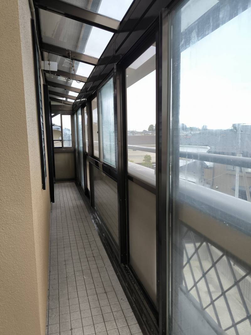 雨に濡れない屋根付きバルコニー 照明つき