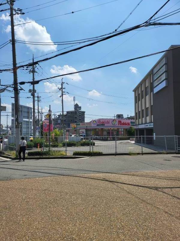 ドラッグストアもある。