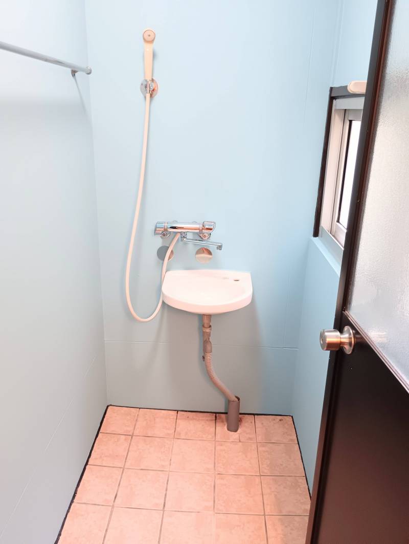 シャワー室リフォーム済みです。給湯器新品です。