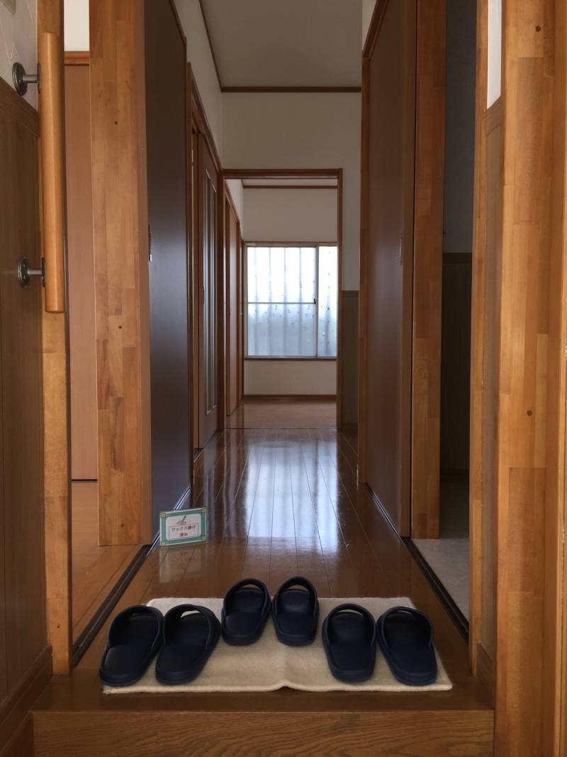 通路〜玄関から各室（キッチン＋洋間３部屋）へ