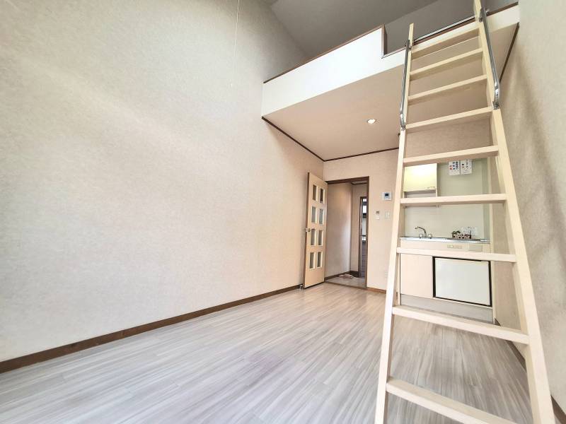 窓側から見た部屋