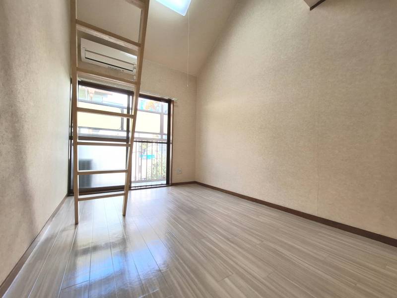 キッチン側から見た部屋