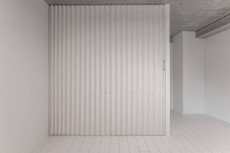 寝室のカーテンレールを閉めると、こんな感じで仕切れます♪