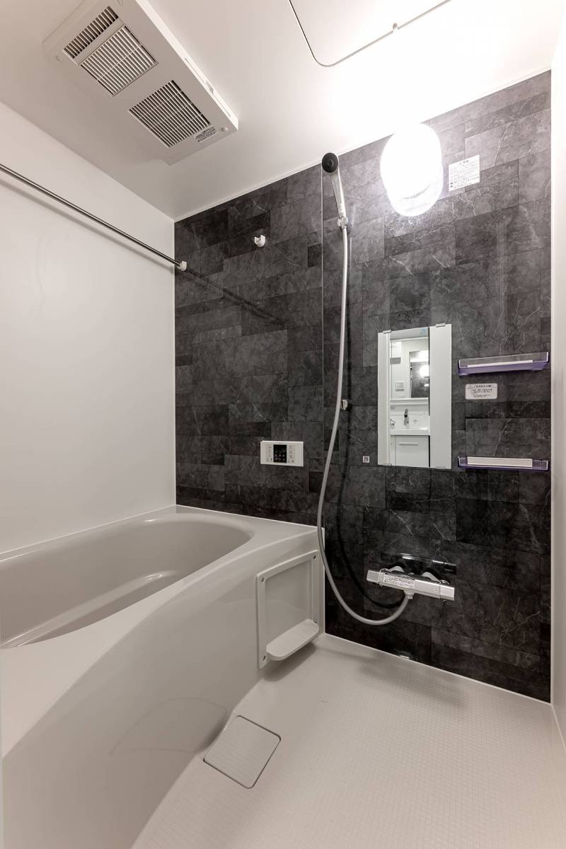 おしゃれなタイルで高級感と清潔感をあわせもった浴室