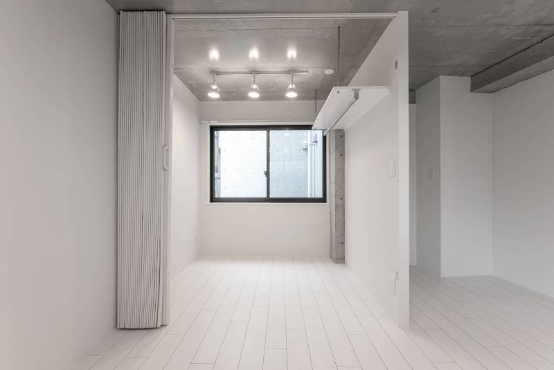 寝室は窓が広く開放感あります