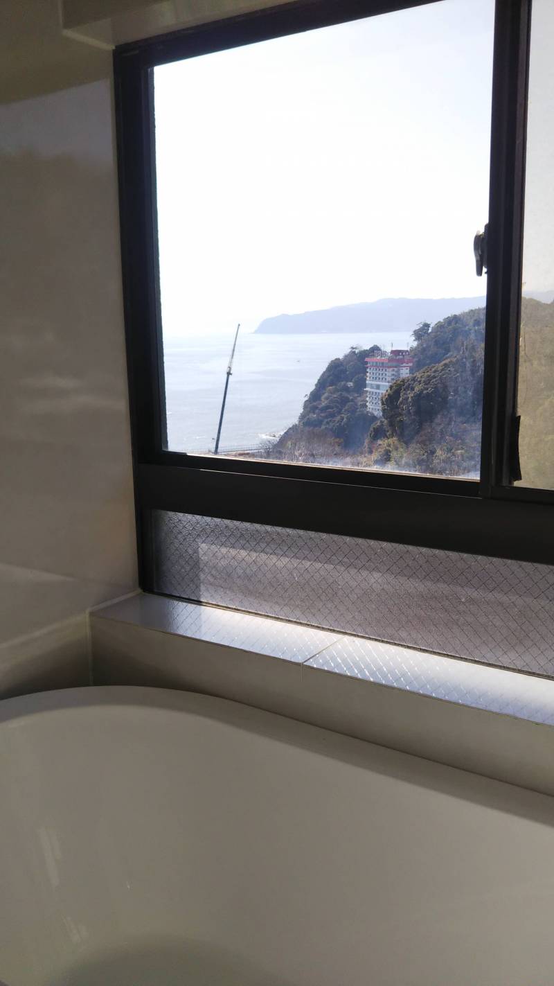 浴室の窓からも海を楽しむことができます。