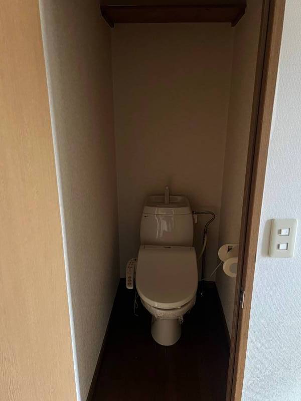 トイレです、もちろん温水洗浄便座付きです