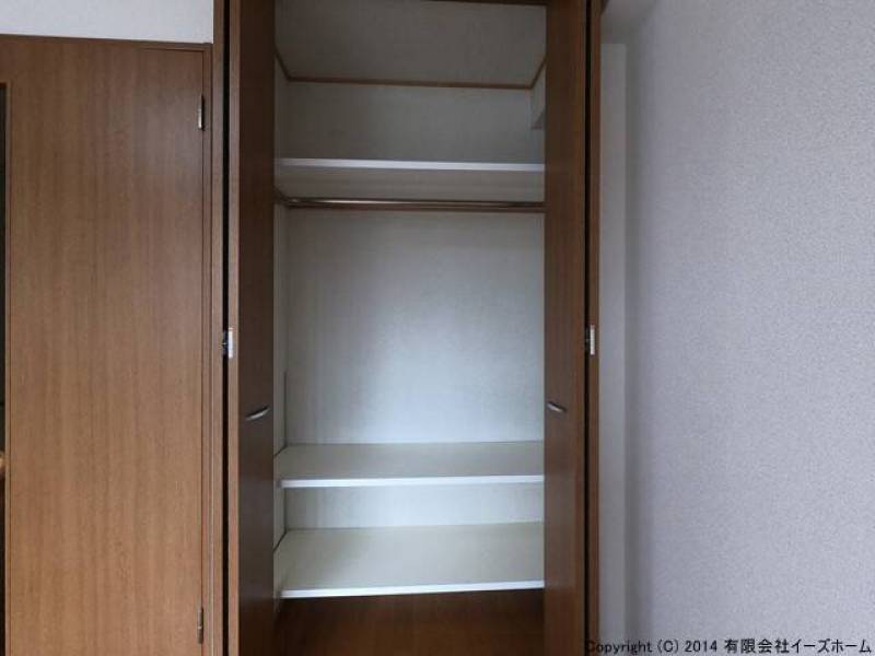 クローゼットには棚が付いていて便利です。