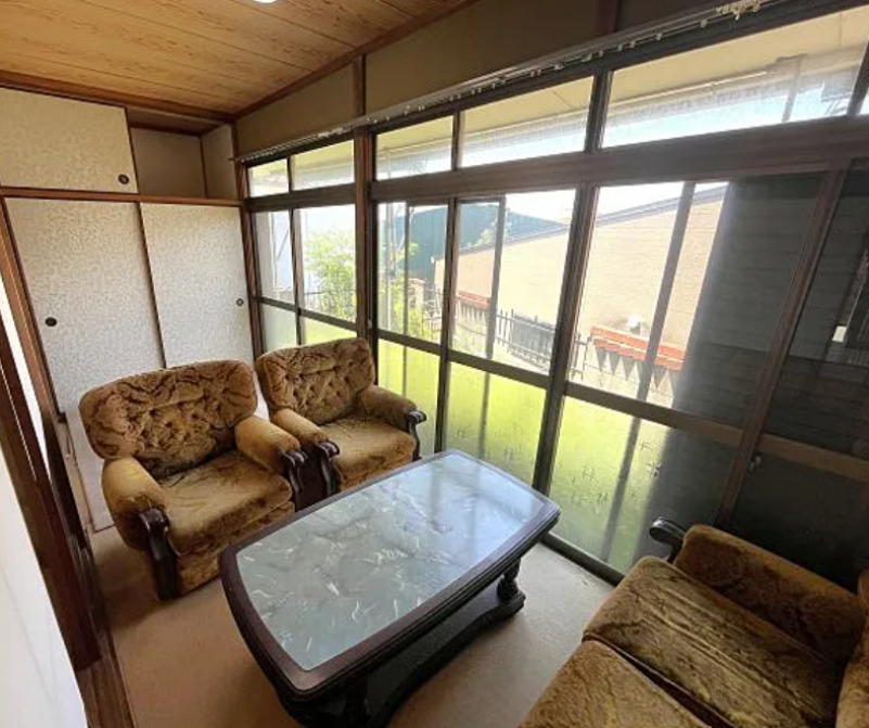 ソファもあります。撤去したい場合は大家側で対応します