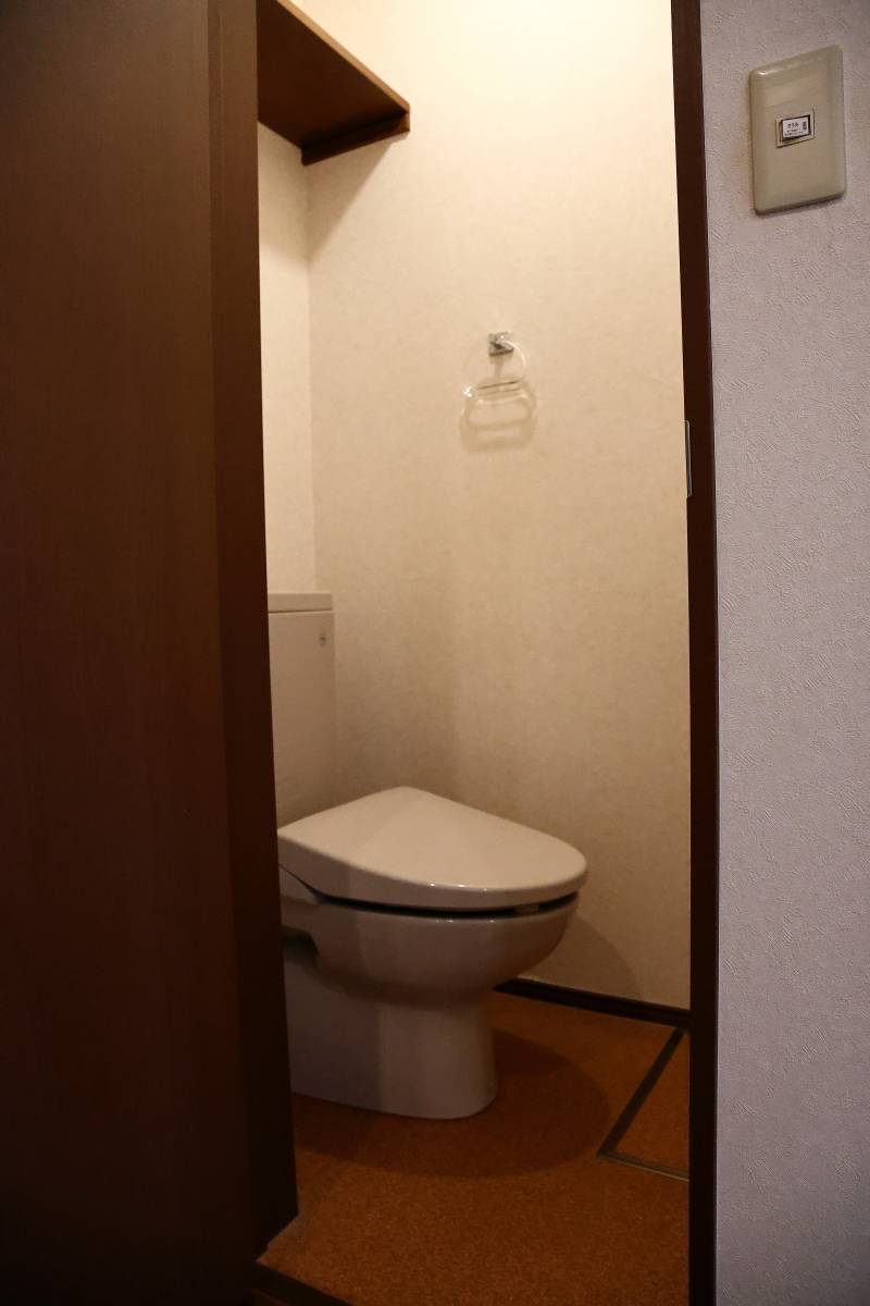 リビングの物入れ脇がトイレです