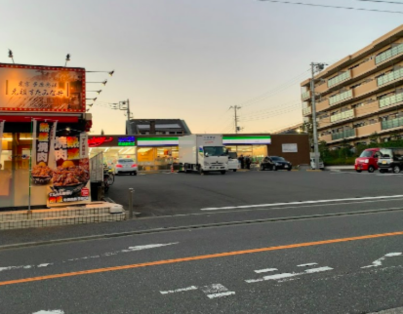 ファミリーマート栄飯島町店まで徒歩2分